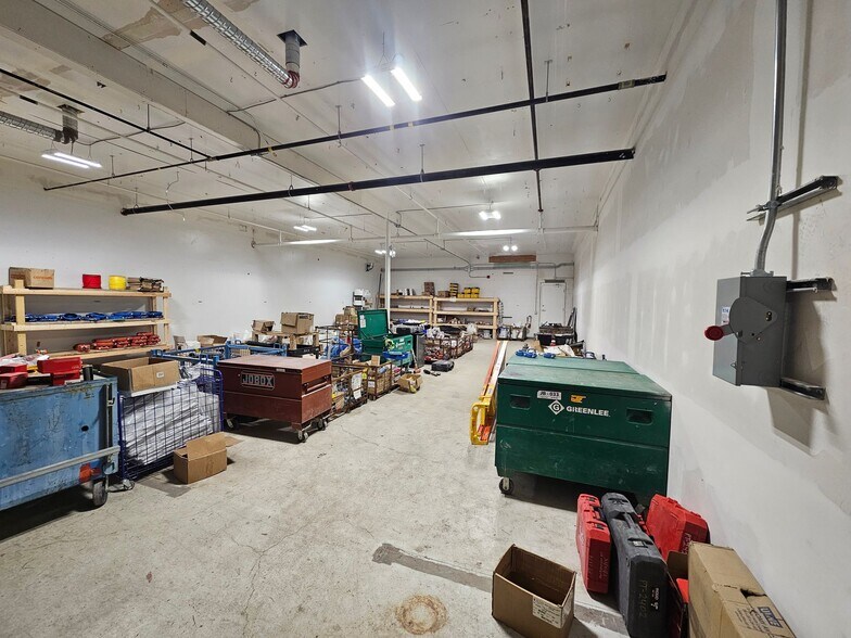 More Photos Of 1305 Industrial Rd, West Kelowna Warehouse For Lease