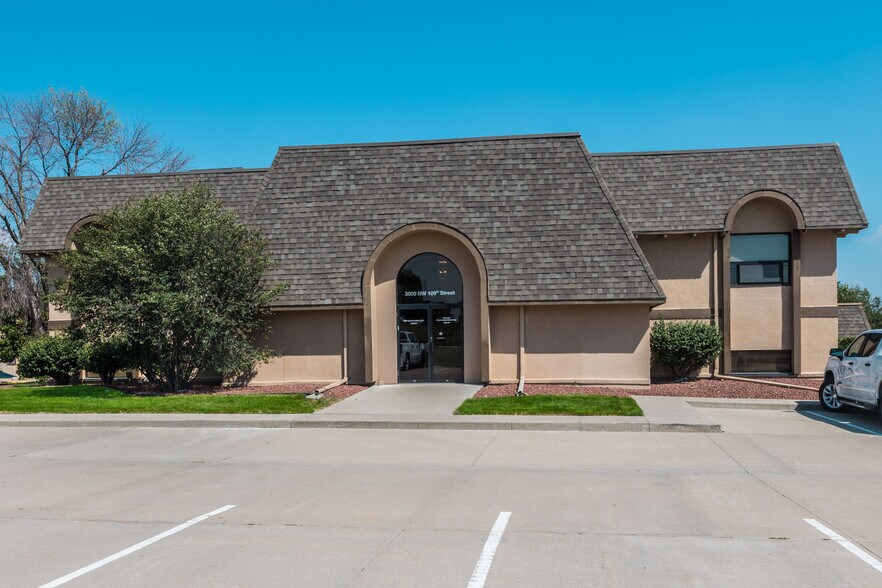 More Photos Of 3809 109th St, Urbandale Office For Lease