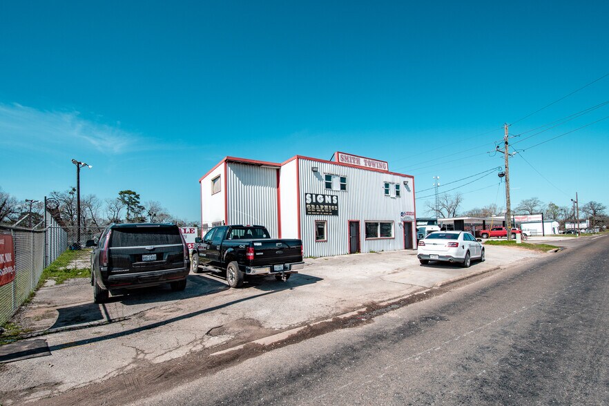 More Photos Of 213 N Washington Ave, Cleveland General Retail For Sale