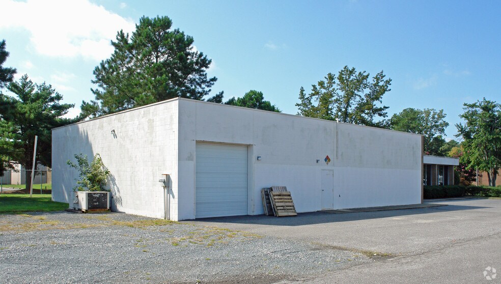 More Photos Of 941 Norfolk Sq, Norfolk Manufacturing For Lease