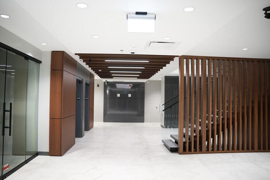 More Photos Of 1035 64th Av SE, Calgary Medical For Lease