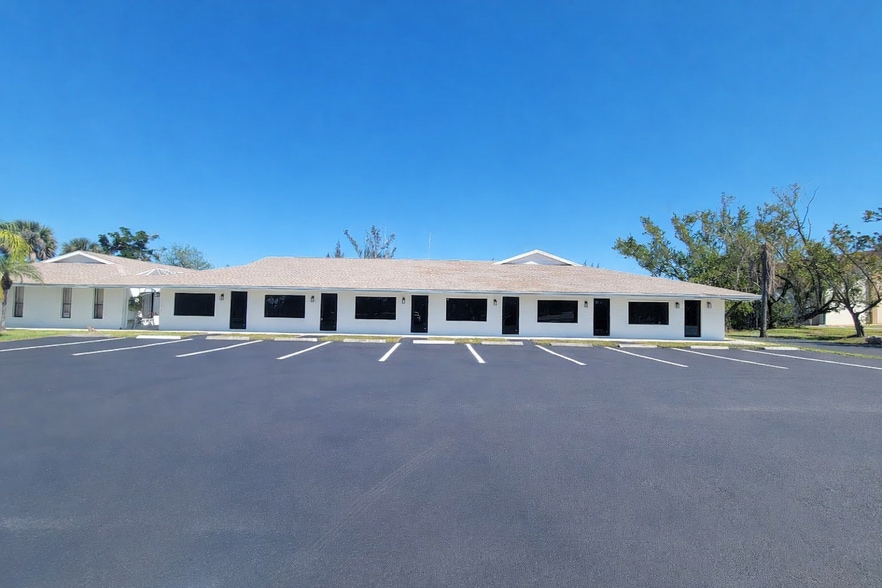 Primary Photo Of 16956 McGregor Blvd, Fort Myers Office For Sale