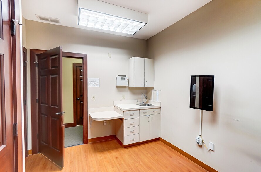 More Photos Of 3300 Philadelphia Dr, Dayton Medical For Sale