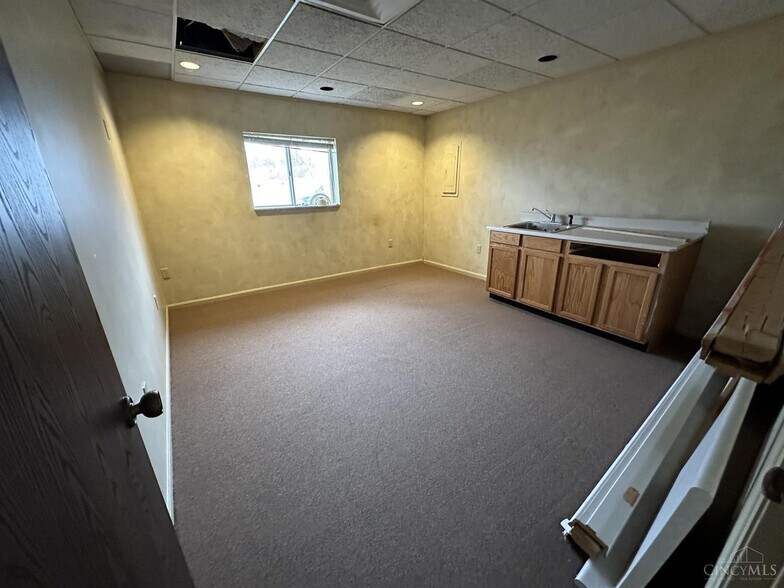 More Photos Of 2010-2040 Anderson Ferry Rd, Cincinnati Unknown For Lease