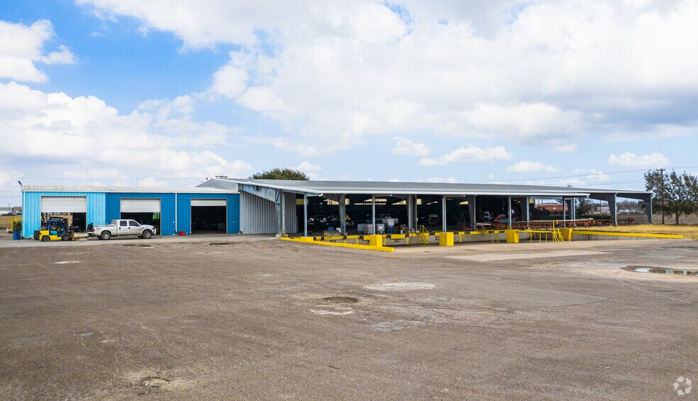 More Photos Of 2300 Vo Tech Dr, Weslaco Distribution For Lease