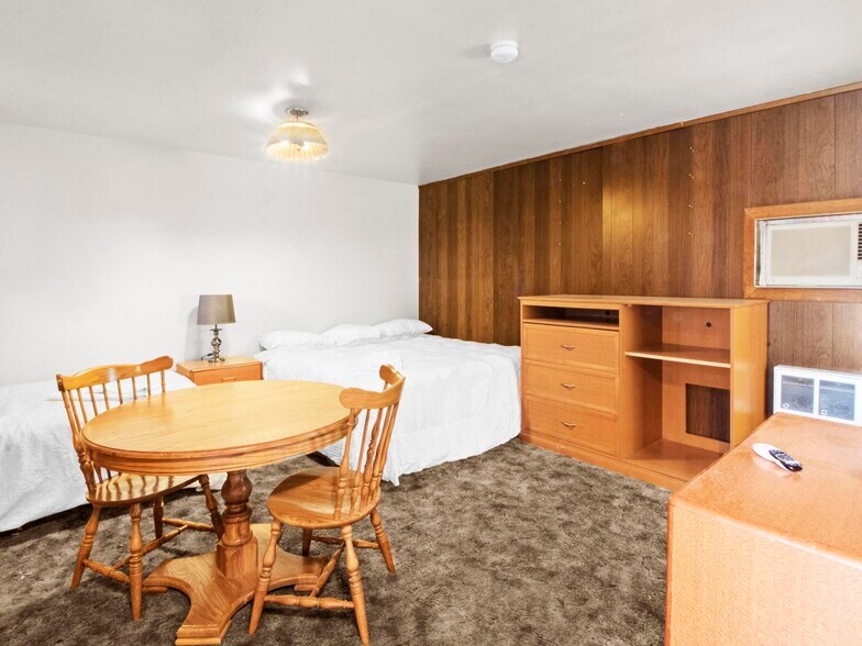 More Photos Of 905 W Spruce St, Rawlins Hotel For Sale