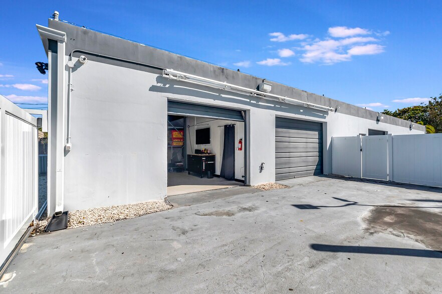 More Photos Of 705 Bond Way, Delray Beach Showroom For Sale