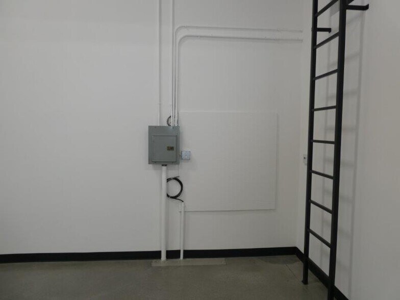 More Photos Of 787 W Woodbury Rd, Altadena Warehouse For Lease