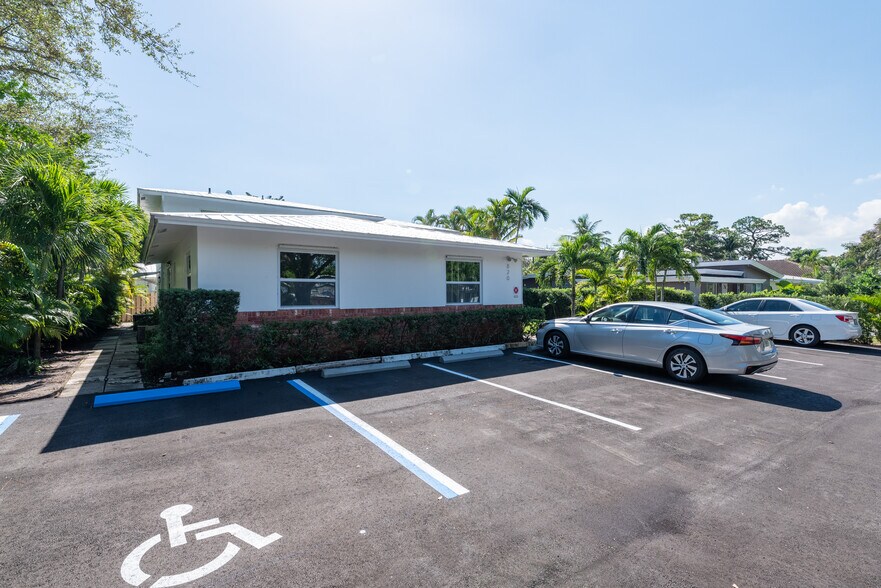 More Photos Of 820 NE 21st Dr, Wilton Manors Apartments For Sale