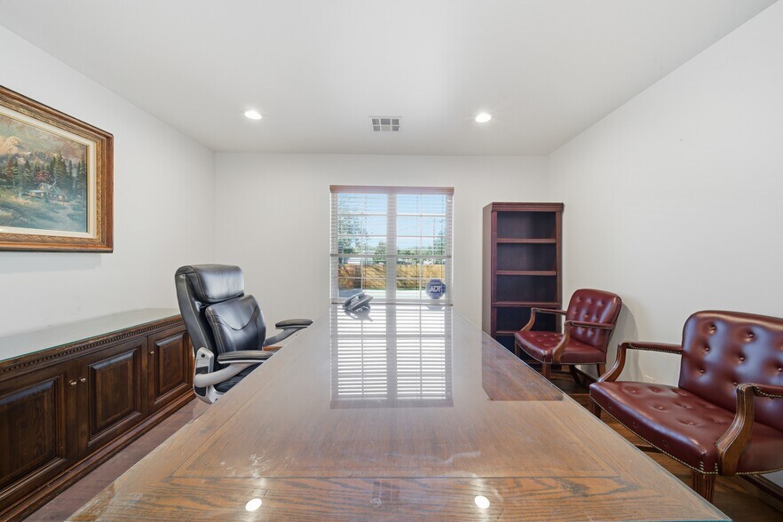 More Photos Of 601 S Cherokee St, Catoosa Office For Sale