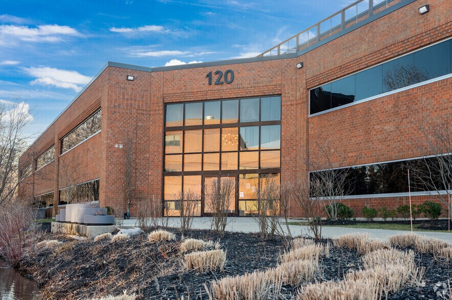 Primary Photo Of 120 Turnpike Rd, Southborough Office For Lease