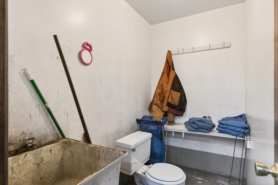 More Photos Of 305 E State Route 4, Cathlamet Auto Repair For Sale