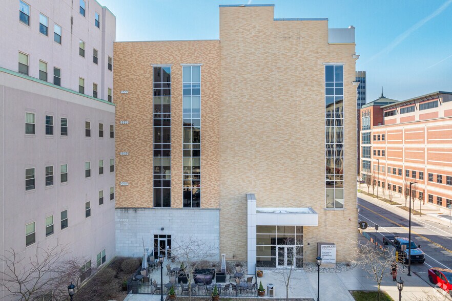 More Photos Of 112 W Jefferson Blvd, South Bend Office For Lease