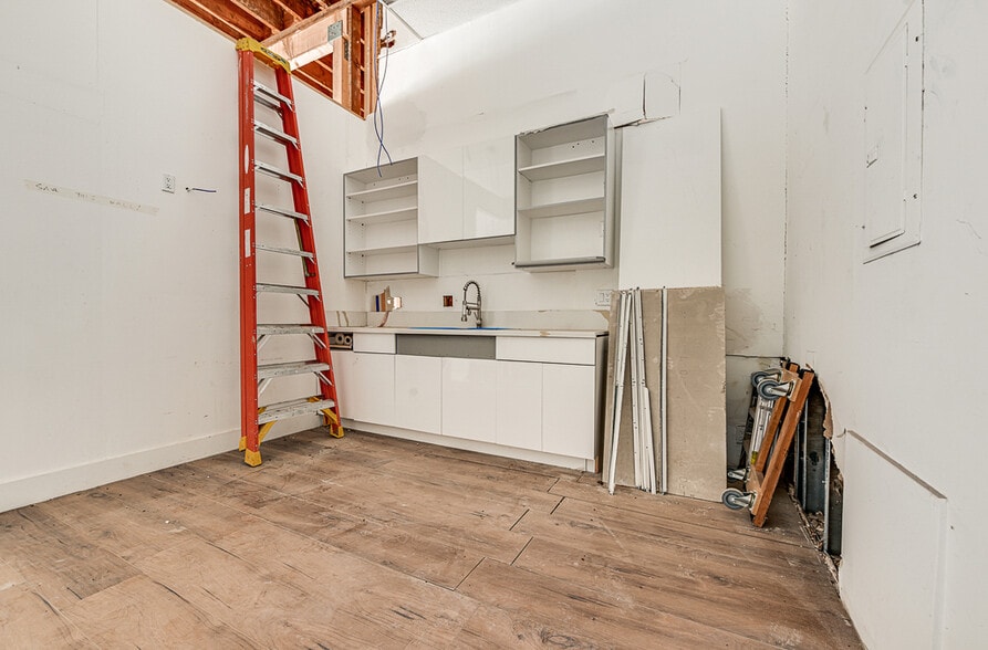 More Photos Of 4905-4913 Clinton St, Los Angeles Apartments For Lease