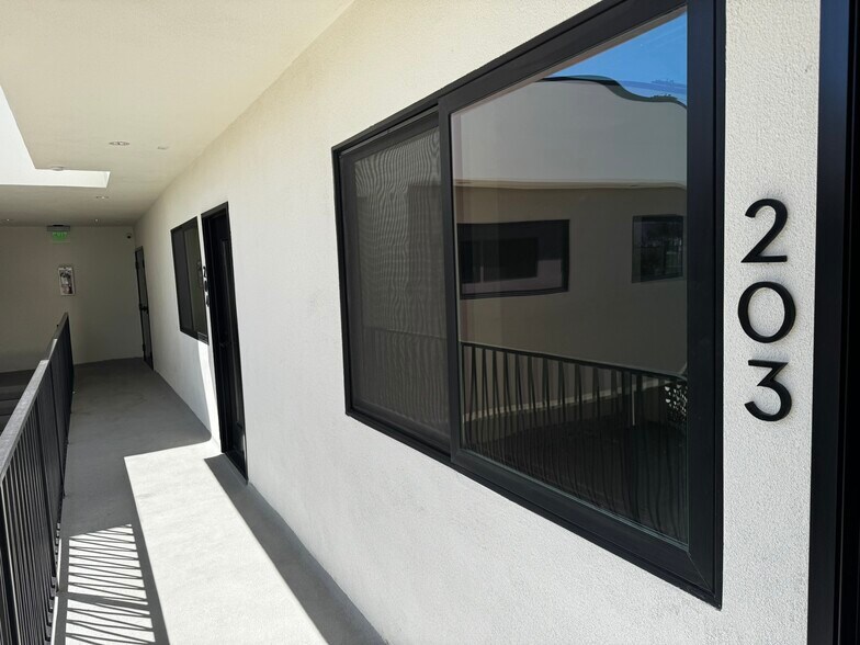 More Photos Of 13750 Ventura Blvd, Sherman Oaks Freestanding For Lease