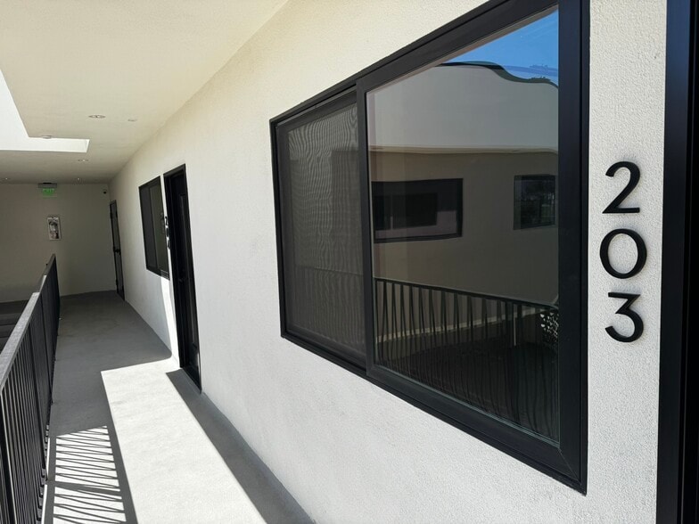 More Photos Of 13750 Ventura Blvd, Sherman Oaks Freestanding For Lease