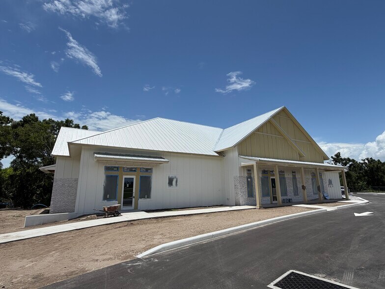 More Photos Of 6642 Big Bend Rd, Gibsonton Office For Lease