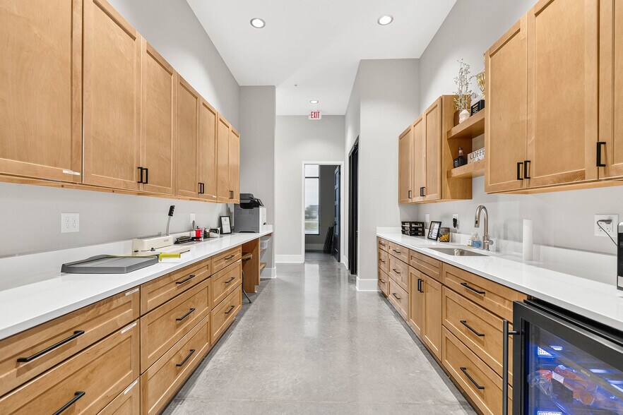More Photos Of 3607 NE Otterview Cir, Ankeny Office For Sale