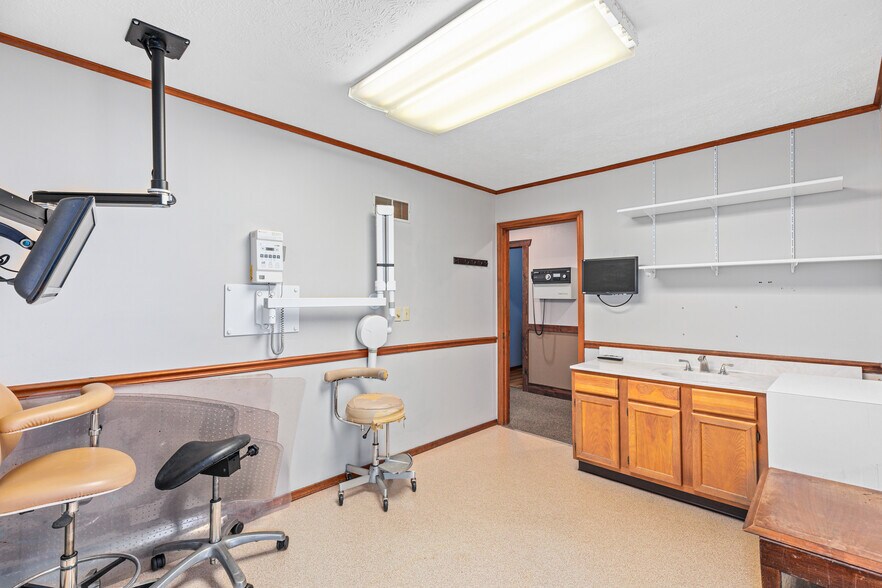 More Photos Of 709 Staunton Rd, Gillespie Office For Sale