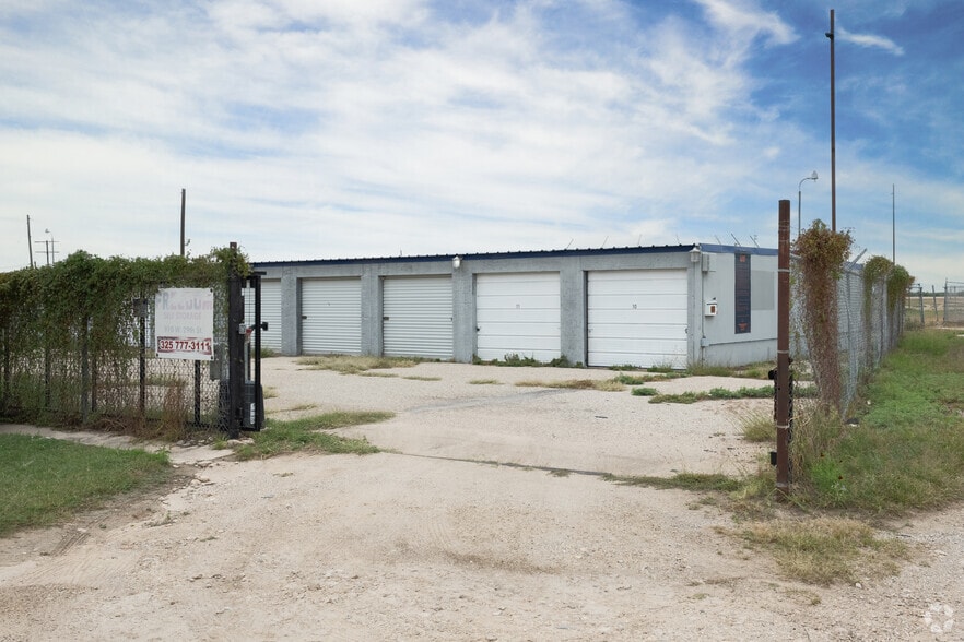 More Photos Of 910 W 29th St, San Angelo Self Storage For Sale