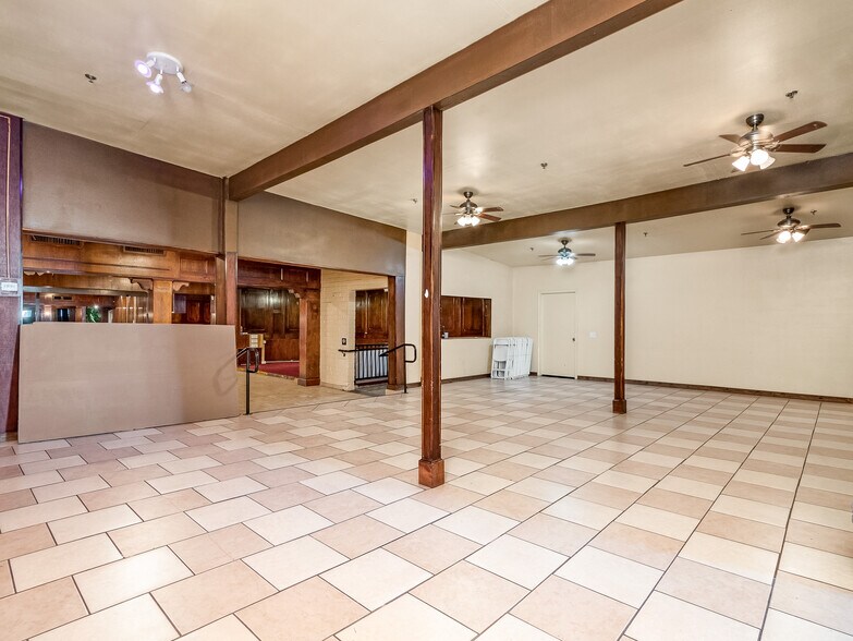 More Photos Of 2814 N Maroa Ave, Fresno General Retail For Sale