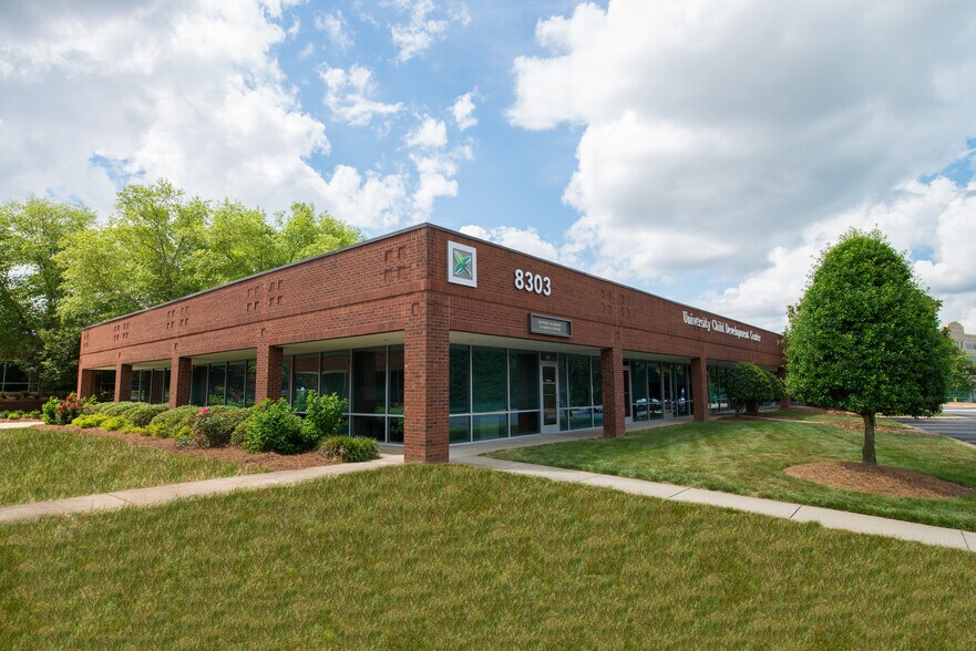 More Photos Of 301 McCullough Dr, Charlotte Unknown For Lease