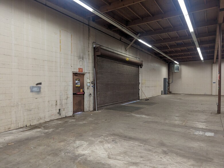 More Photos Of 1350 E Thompson Blvd, Ventura General Retail For Lease