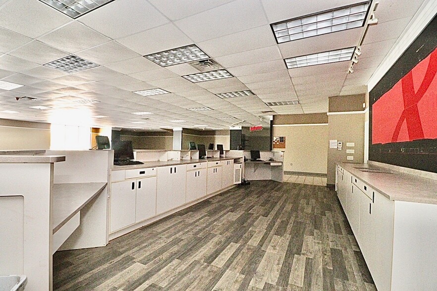 More Photos Of 1450 W Marion Ave, Lake Park Freestanding For Lease