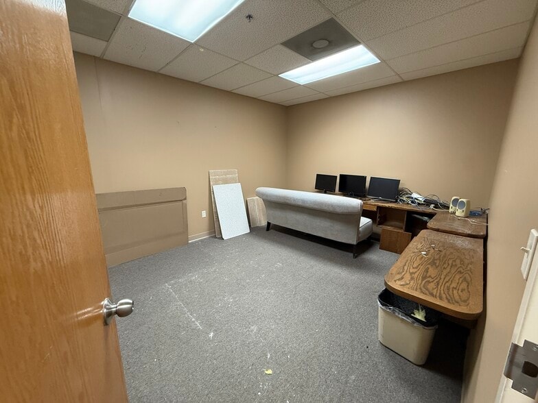 More Photos Of 12635-12651 Hemlock St, Overland Park Showroom For Sale