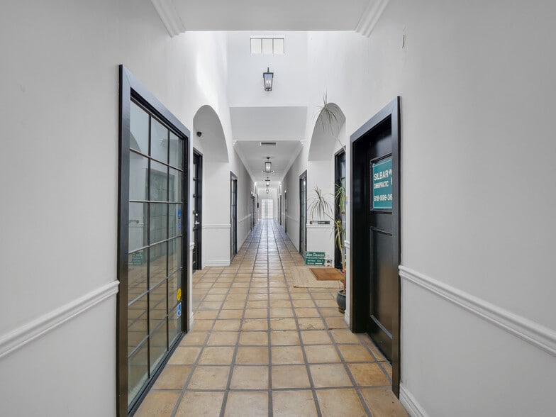 More Photos Of 19100 Ventura Blvd, Tarzana Storefront Retail Office For Lease