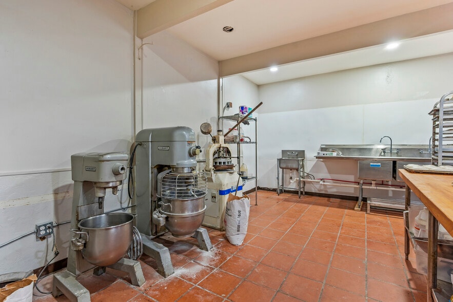 More Photos Of 725 Coliseum Dr, Winston-Salem Restaurant For Lease