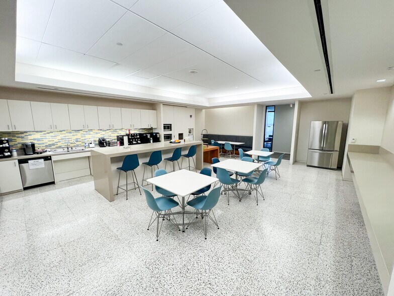 More Photos Of 303 Veterans Airpark Ln, Midland Office For Lease