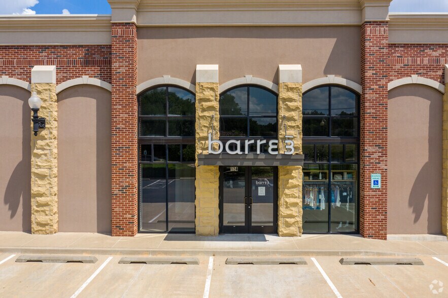 More Photos Of 1489 E 15th St, Edmond Unknown For Lease