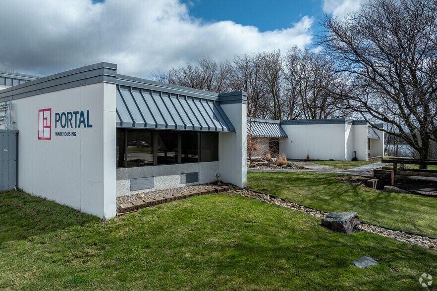 More Photos Of 4440 W Round Lake Rd, Arden Hills Warehouse For Lease