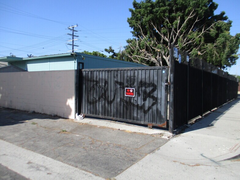 More Photos Of 9900-9904 S Central Ave, Los Angeles Schools For Lease
