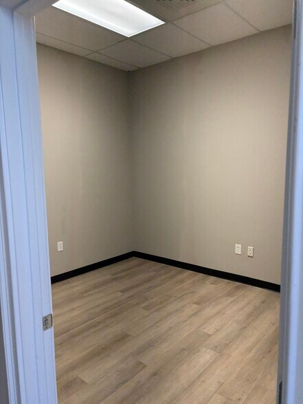 More Photos Of 131 Overhill Dr, Mooresville Warehouse For Lease