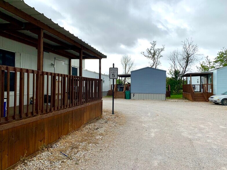 More Photos Of 3621 County Road 161, Alvin Multifamily For Sale