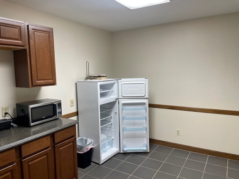 More Photos Of 1314 E 10th St, Jeffersonville Showroom For Sale