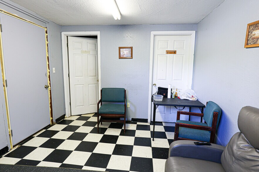 More Photos Of 430 US-62 E, Eddyville Auto Repair For Sale