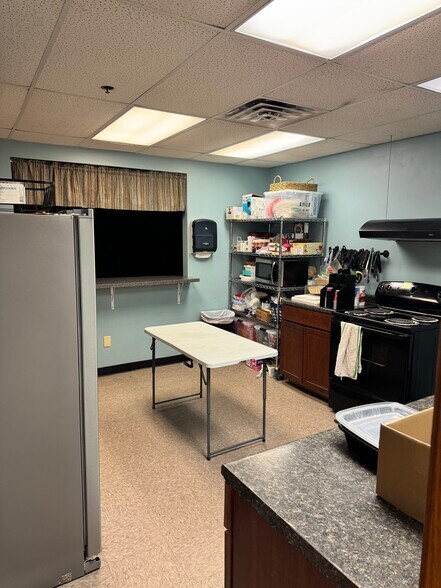 More Photos Of 1600 Gervais Ave, Maplewood Warehouse For Lease