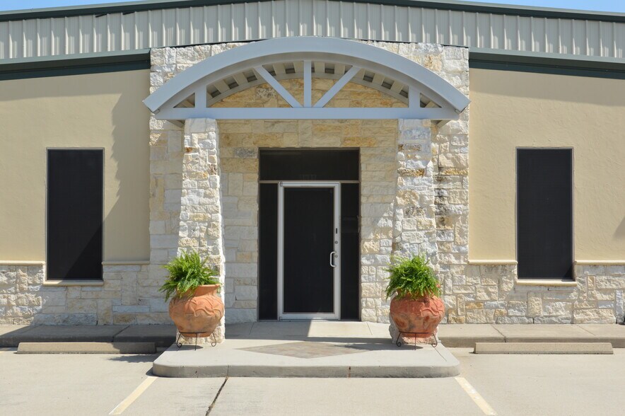 More Photos Of 1105 N Main St, Highlands Warehouse For Lease