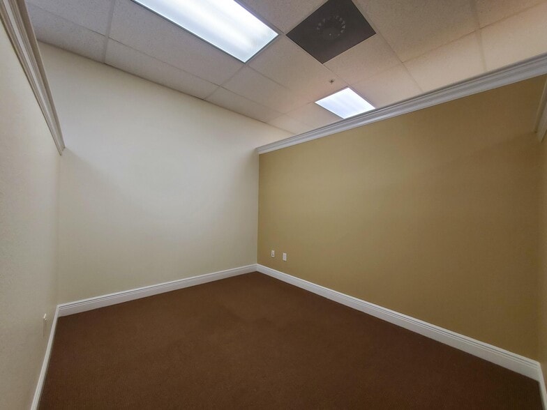 More Photos Of 375 Commercial Ct, Venice Office For Lease