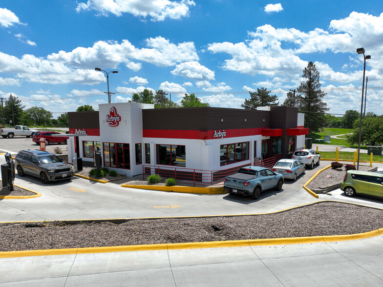 Primary Photo Of 4300 S 27th St, Lincoln Fast Food For Sale