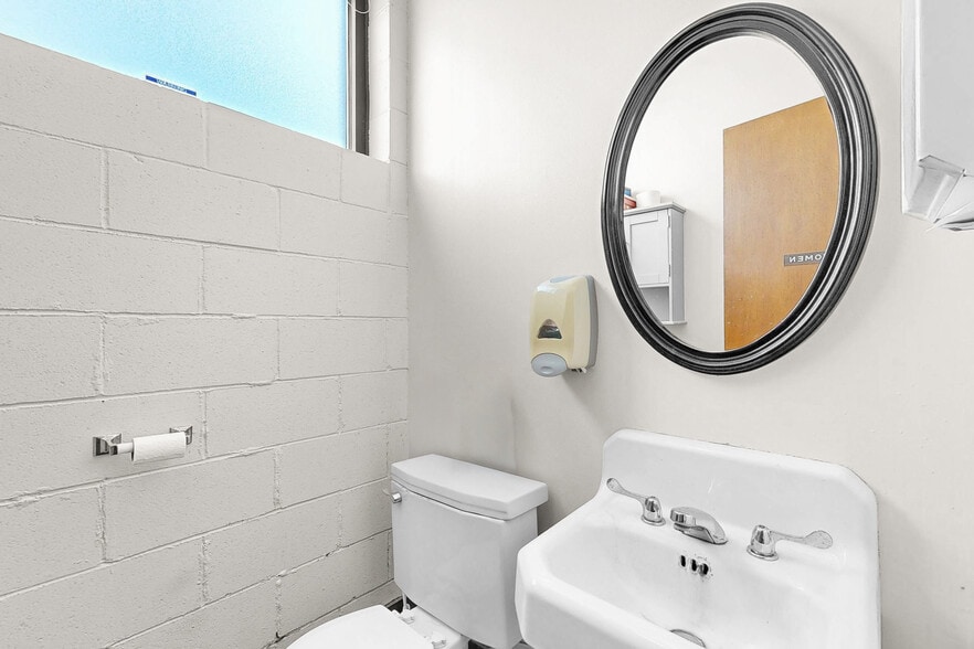 More Photos Of 1429 2nd Ave, Des Moines Warehouse For Sale