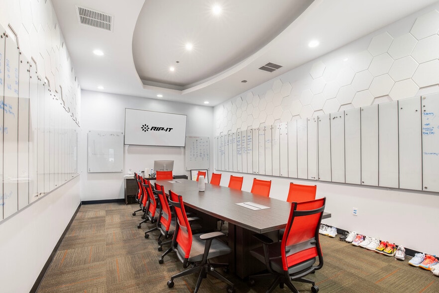 More Photos Of 4855 L B McLeod Rd, Orlando Warehouse For Sale