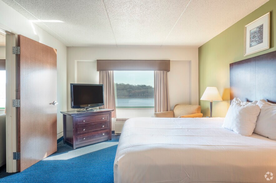 More Photos Of 350 Bell St, Dubuque Hotel For Sale