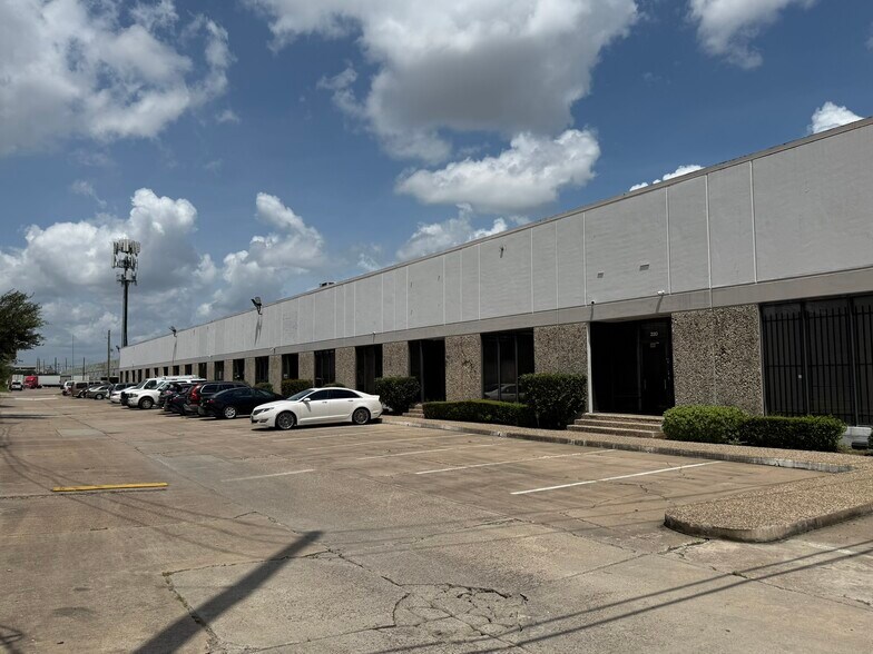 More Photos Of 5803 Sovereign Dr, Houston Warehouse For Lease