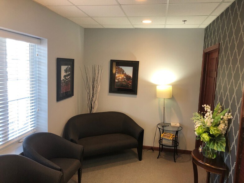 More Photos Of 3341 Hobson Rd, Woodridge Unknown For Lease
