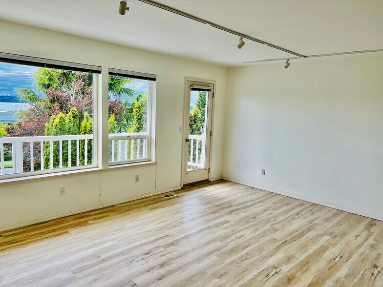 More Photos Of 808-810 6th St S, Kirkland Office Residential For Lease