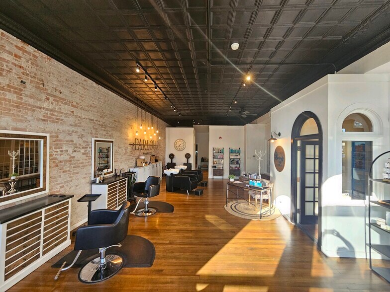 More Photos Of 124 Main St, Vincennes Office For Sale